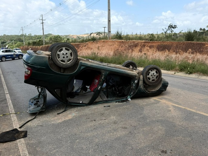 Motorista fica ferido após capotar carro em São Cristóvão