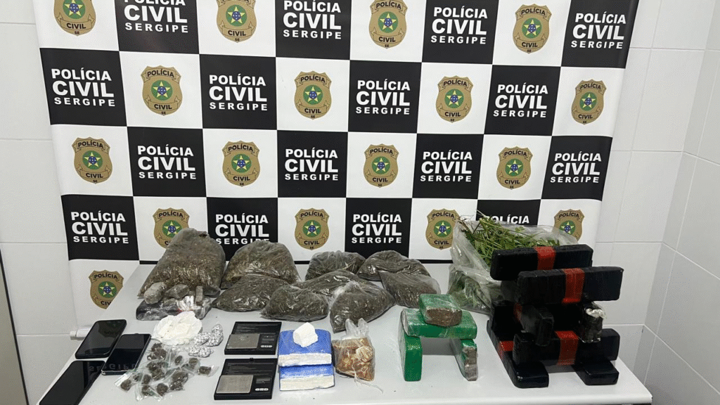 Polícia Civil prende dupla por tráfico de drogas e localiza plantação de maconha em Capela