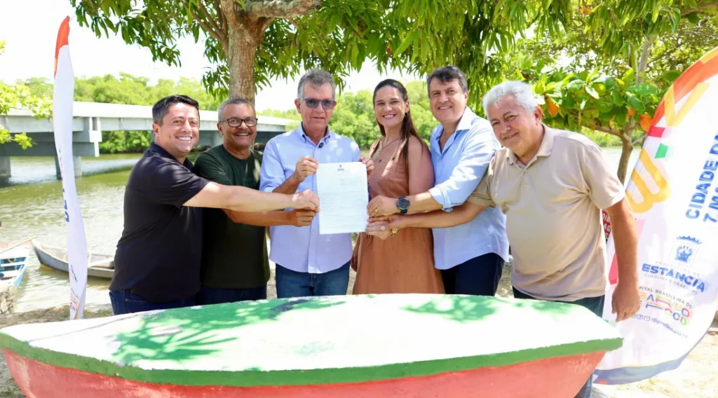 Governo de Sergipe firma convênio para instalar píer flutuante em Estância e anuncia R$ 2 milhões para atracadouro