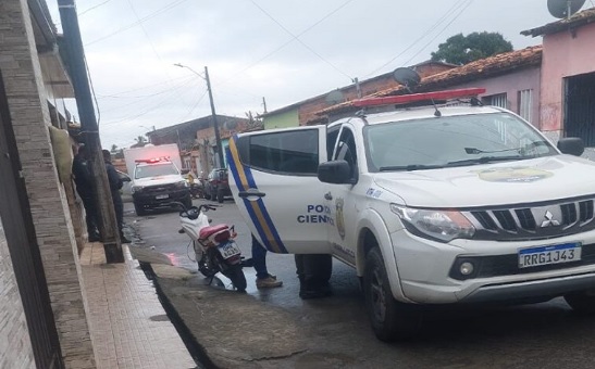 Mulher é morta e dois familiares são baleados após invasão a casa em Umbaúba