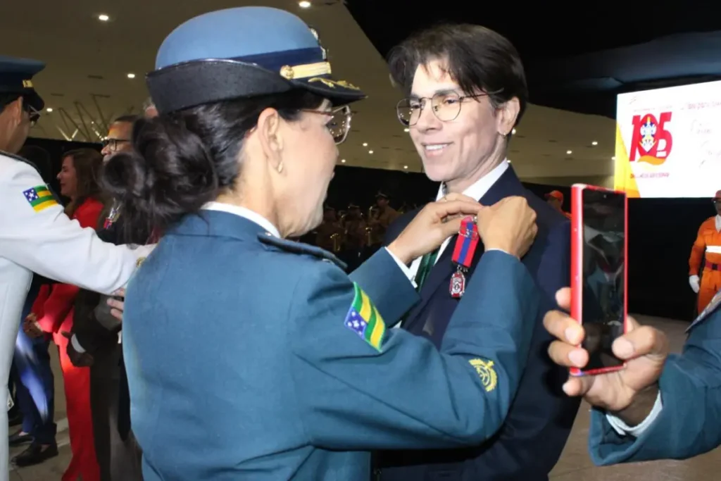 Defensor público Leó Neto recebe Medalha de Mérito do Corpo de Bombeiros de Sergipe