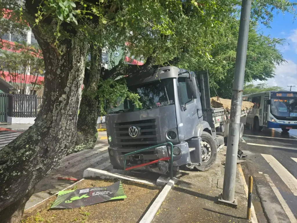 Condutor fica ferido em colisão entre carro e caminhão na Avenida Tancredo Neves, em Aracaju