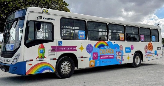 Ônibus com adesivos da Vila da Criança começam a circular em Aracaju