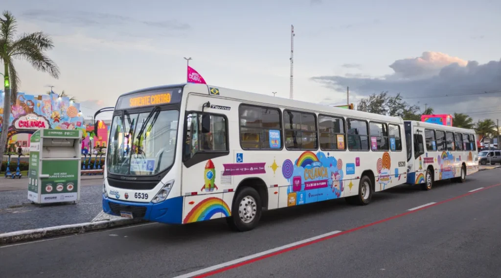 Ônibus que atendem Orla da Atalaia ganham decoração especial durante Vila da Criança