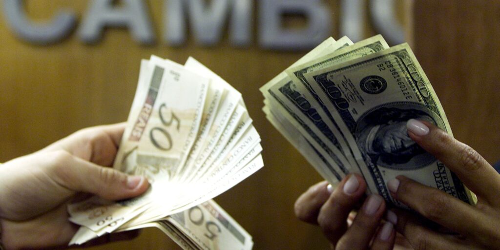 Dólar recua a R$ 5,31 após telefonema entre Lula e Trump