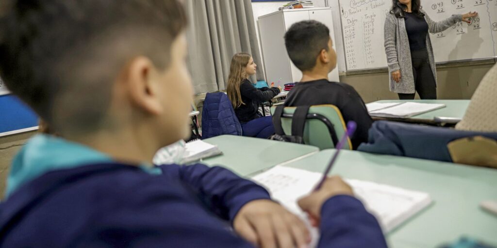 Professores no Brasil gastam 21% da aula para controlar a disciplina, aponta OCDE