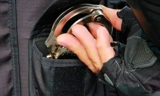 Homem é detido por desacato após tentar fugir de abordagem em Estância