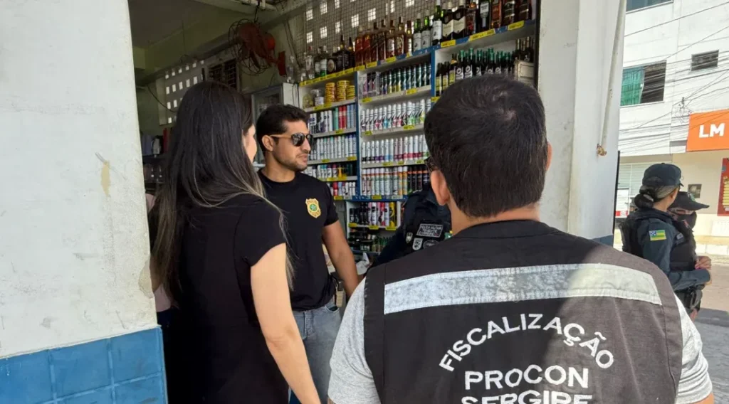 Fiscalização conjunta combate venda de bebidas alcoólicas adulteradas em Sergipe