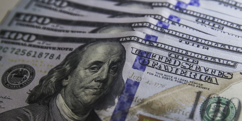 Dólar fecha a R$ 5,35 com tensões sobre MP que eleva tributação
