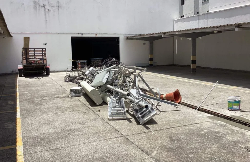 CREA-SE multa empresa por falta de ART após queda de antena em prédio da Farolândia, em Aracaju