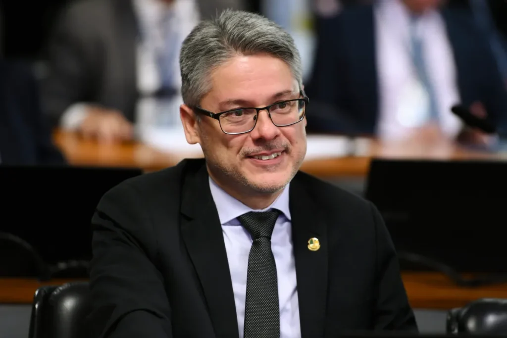 Senado aprova projeto que endurece punição a adolescentes infratores; Alessandro Vieira pede equilíbrio