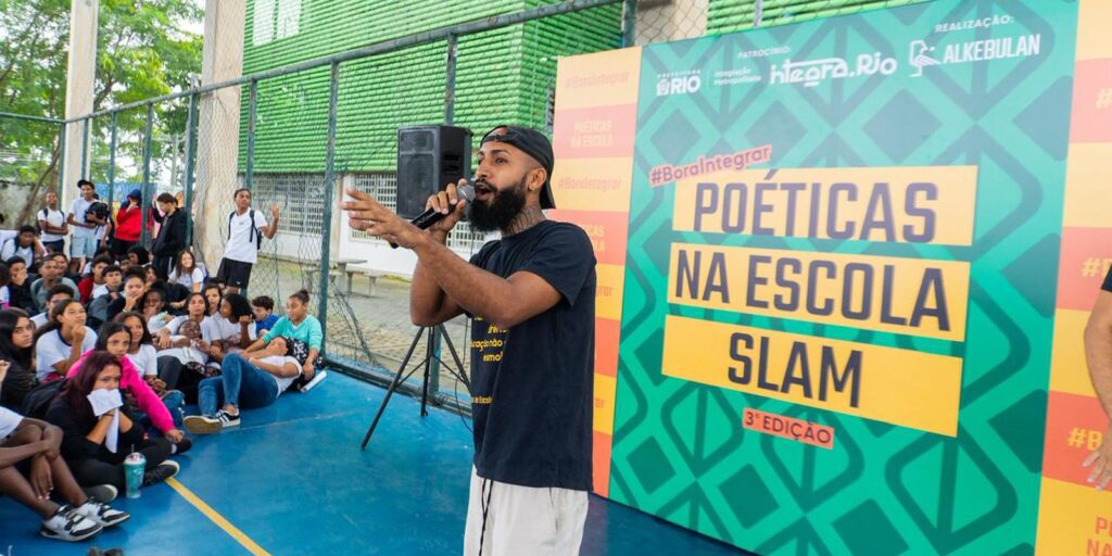 Oficinas de slam estreiam na Escola Municipal Emilinha Borba, em Santa Cruz