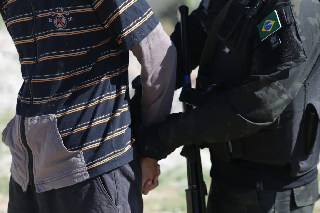 Polícias Civil e Militar prendem dois suspeitos e cumprem mandados de busca por tráfico em Canindé de São Francisco