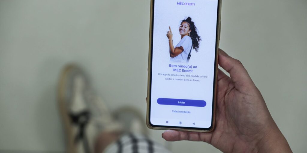 MEC lança aplicativo com simulados e correção automática de redações para o Enem