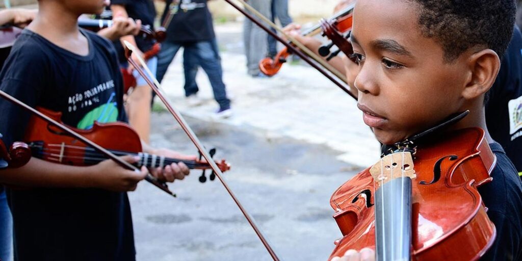 Aulas gratuitas de música clássica atendem crianças em comunidades do Rio