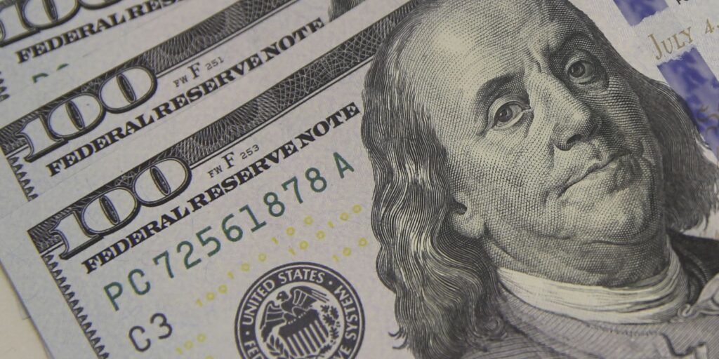 Dólar recua a R$ 5,46 após sinal de trégua comercial entre EUA e China