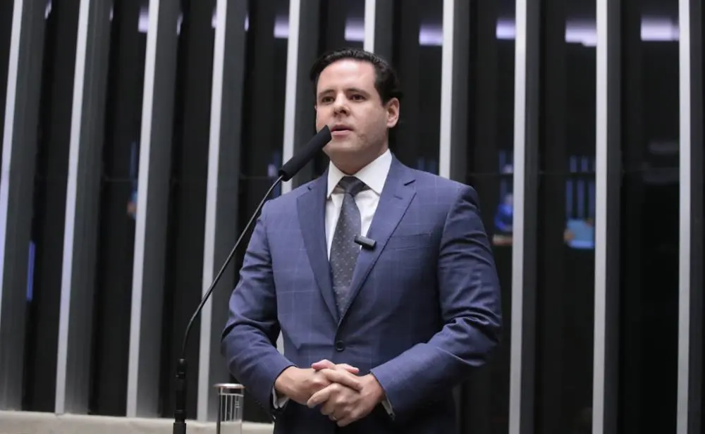 Deputado protocola PDL para suspender decreto que cria estrutura oficial para Janja