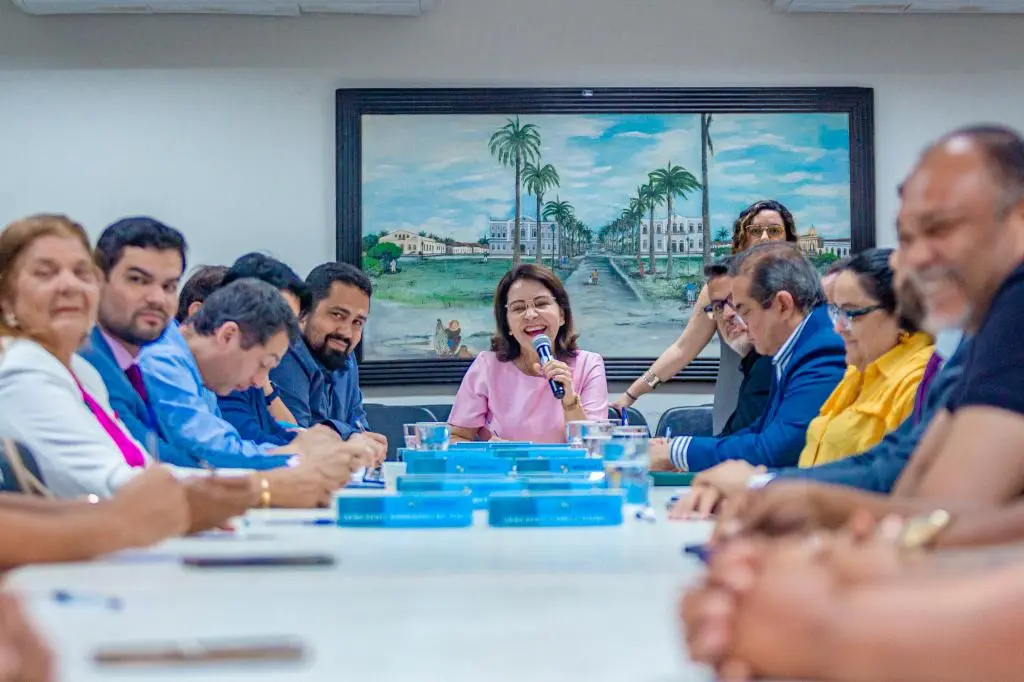 Prefeita Emília Corrêa apresenta plano de realocação a ambulantes do centro de Aracaju