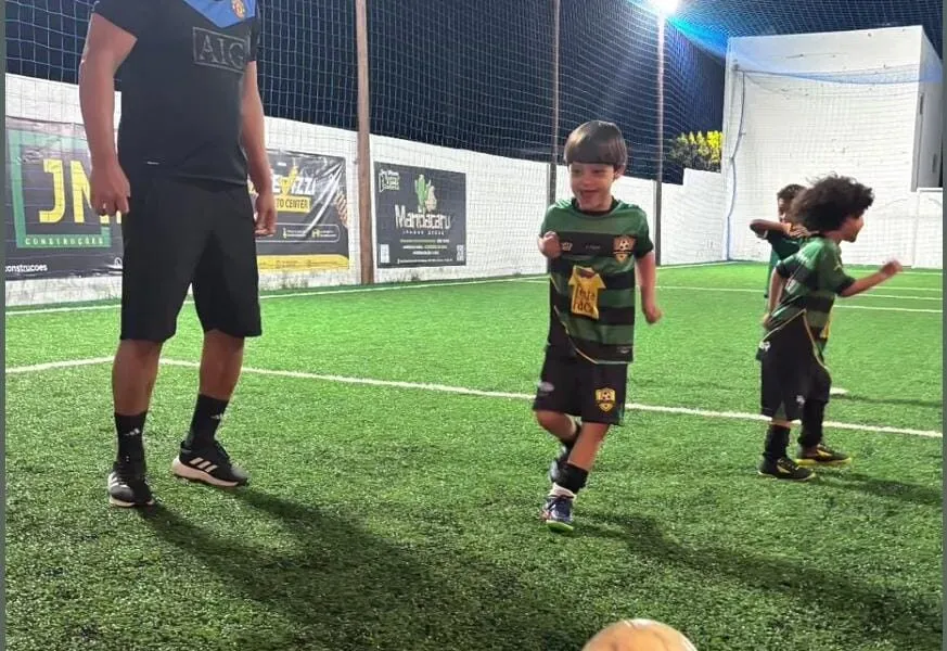 Criança com Síndrome de Down inicia participação em projeto inclusivo na Arena Bola House