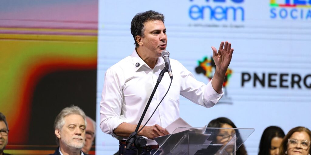 Ministro da Educação defende valorização salarial de professores em cerimônia no Rio