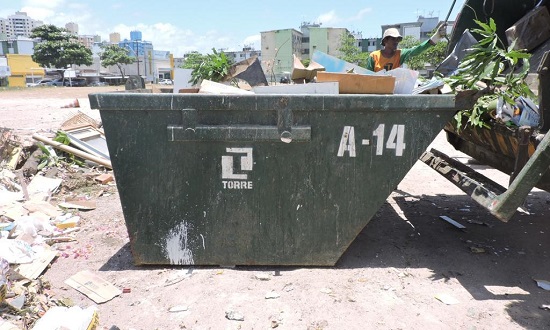 Aracaju torna obrigatório cadastro de caçambas e empresas que transportam resíduos da construção civil