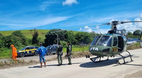 Casal morre e filha fica ferida após carro capotar e cair em lago na BR-101