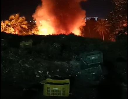Caminhão pega fogo após colisão traseira na BR-101, em Umbaúba