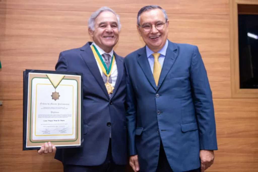 Eduardo Amorim acompanha homenagem a Dr. Carlos Wagner Bravo na Assembleia de Sergipe