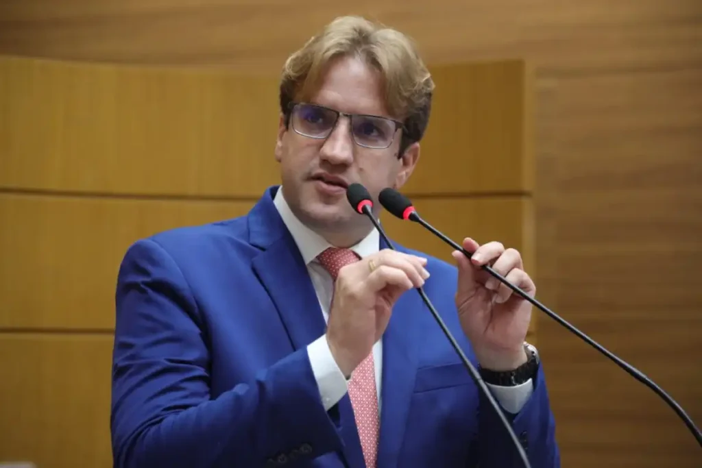 Assembleia aprova lei de Marcelo Sobral que garante vagas exclusivas para gestantes e pais com crianças em estacionamentos