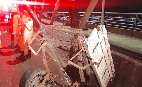 Três feridos em colisão entre carro e carroça na ponte Construtor João Alves
