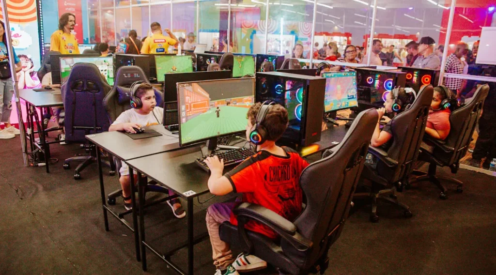 Vila da Criança atrai público com Arena Gamer e simulação marítima em realidade virtual