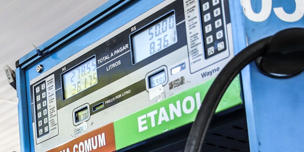 Petrobras corta preço da gasolina em 4,9% a partir de terça-feira