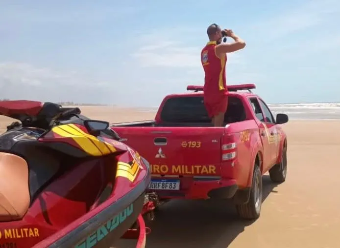 Bombeiros retomam buscas por jovem de 19 anos desaparecido na praia do Jatobá