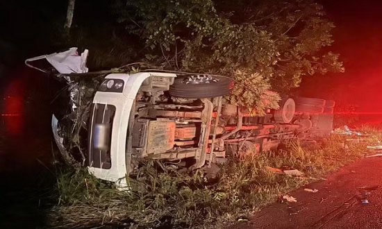 Motorista morre após caminhão capotar no km 157 da BR-101 em Estância