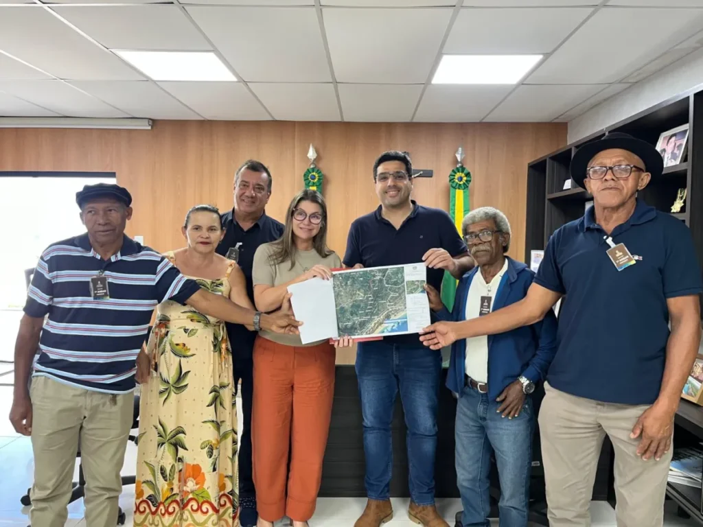 Prefeita de Pacatuba leva abaixo-assinado a Jeferson Andrade para pavimentação de estrada