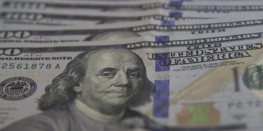 Dólar recua para R$ 5,37 e Ibovespa sobe a 144,5 mil pontos em dia de otimismo