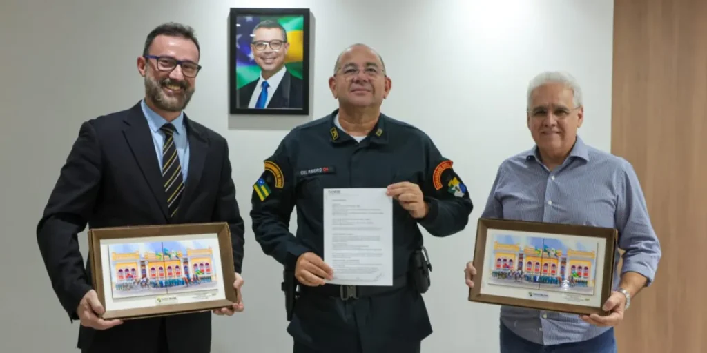 Fanese firma convênio que oferece bolsas a policiais militares de Sergipe