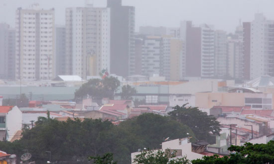 Governo de Sergipe emite alerta para chuvas fortes até quarta-feira