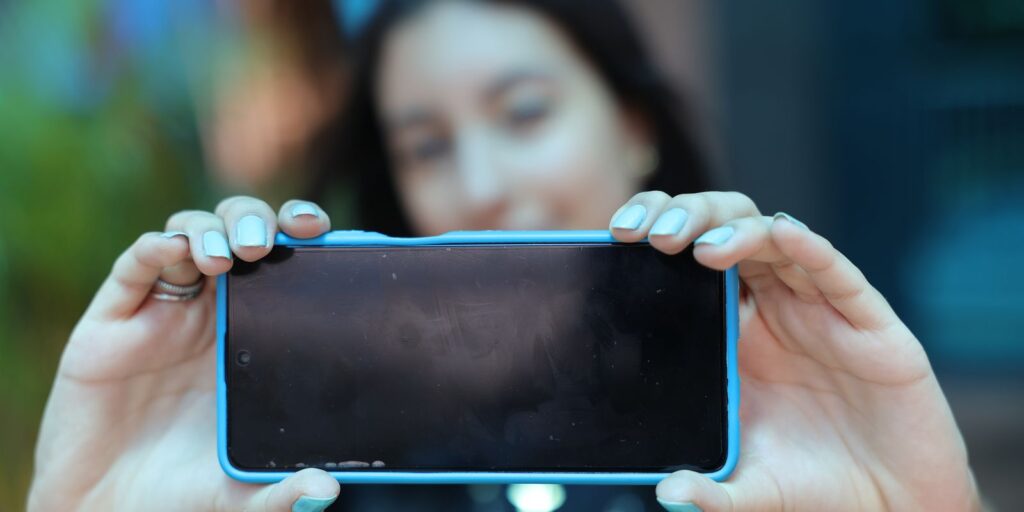 Uso da internet nas escolas por adolescentes recua de 51% para 37% em 2025