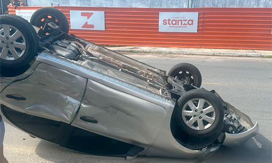 Colisão seguida de capotamento fere motorista na Coroa do Meio, em Aracaju