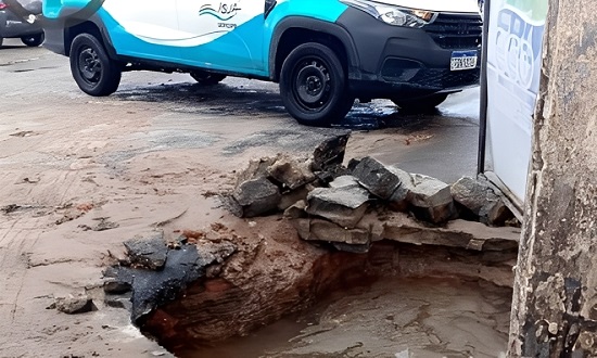 Vazamento interdita Rua Eliseu Santos e alaga trecho no bairro 18 do Forte, em Aracaju