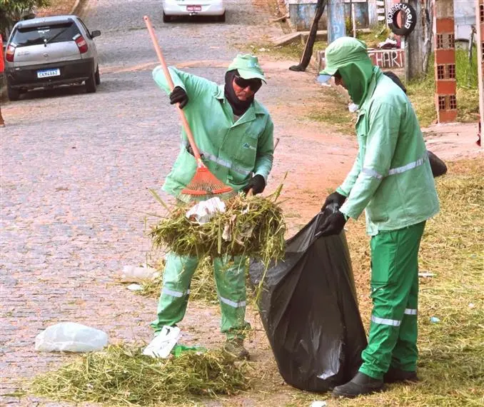 Estância reforça frentes de limpeza urbana em vários bairros