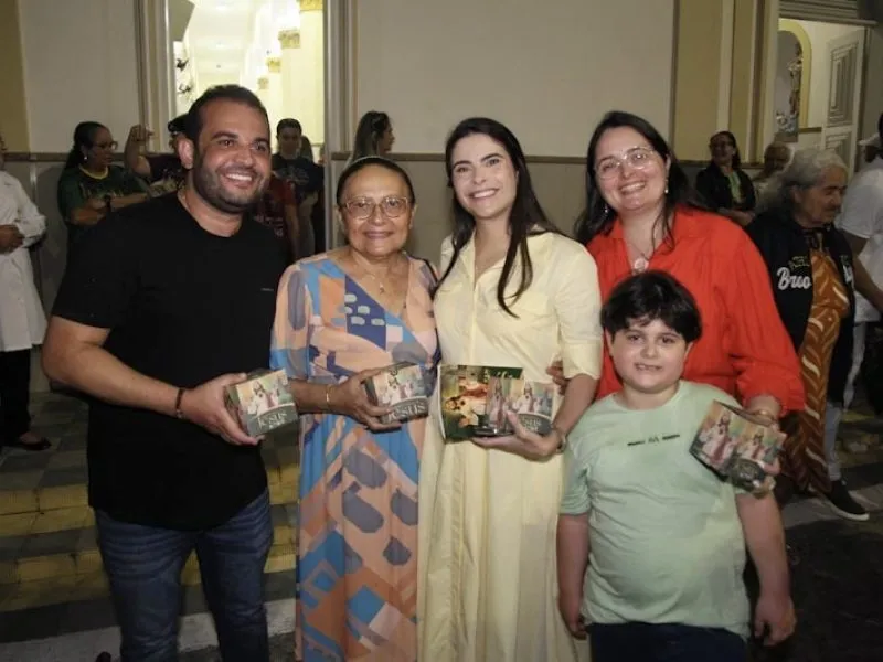 Yandra Moura acompanha novena do Sagrado Coração de Jesus em Ribeirópolis