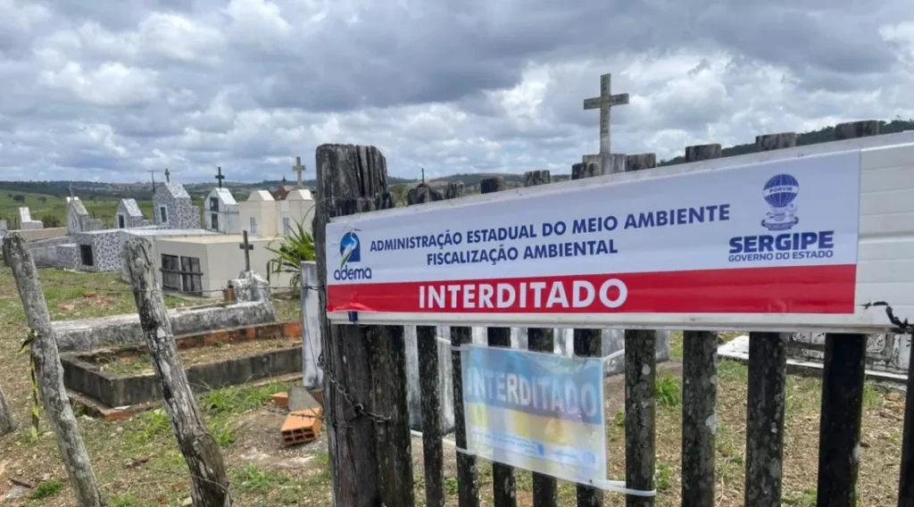 Adema fecha cemitério sem licença ambiental em Simão Dias