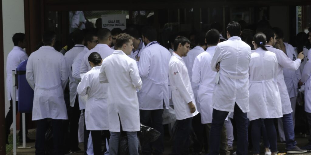 Prazo para envio de diploma ao Revalida 2025/2 termina às 23h59 desta sexta-feira