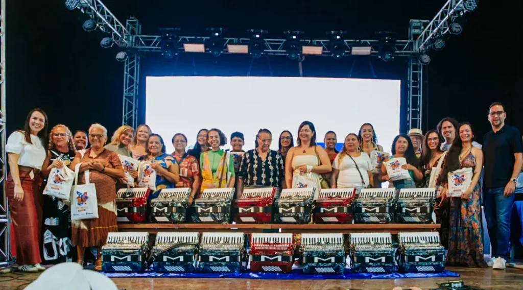 Projeto Sanfoneiras encerra Festival Sergipanidade com entrega simbólica de instrumentos