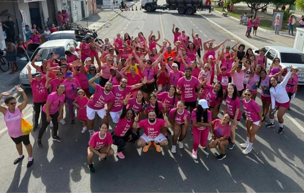 Prefeitura de Aracaju reúne 200 mulheres em aulão de dança no Bugio durante Outubro Rosa