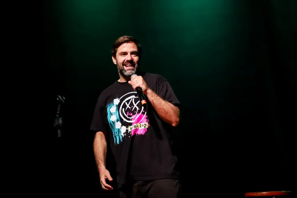 Fábio Rabin leva stand-up “Ladeira Abaixo” ao Teatro Atheneu em 9 de novembro