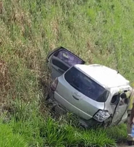 Capotagem de carro na BR-101 deixa três feridos em Maruim