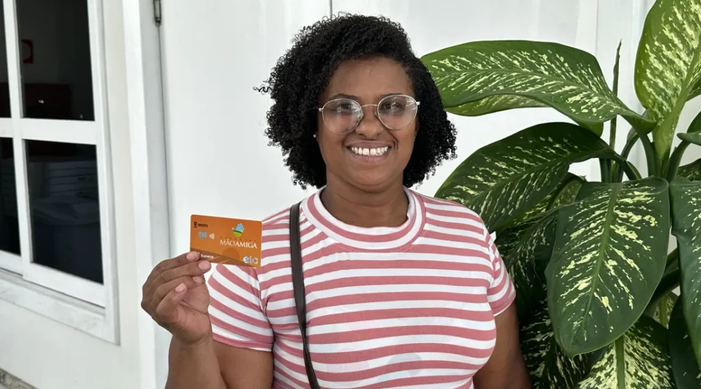 Sergipe distribui primeiros cartões do Mão Amiga para catadores de mangaba
